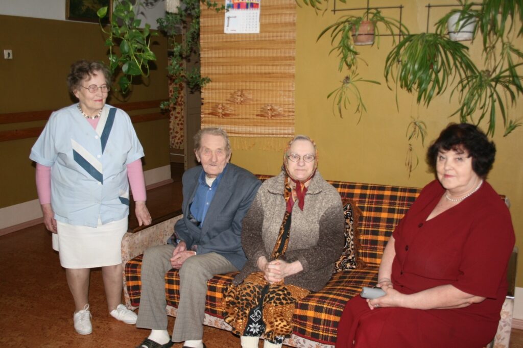 Sedas veco ļaužu aprūpes centra iemītnieki Vladimirs Latiševs un Tamāra Jansone (vidū) atzīst, kas sadzīves apstākļi ir ļoti labi, bet iestādes direktore Meta Spale (no labās) uzskata, ka problēmas var sagādāt finanses.
Autors: Aivars Zilbers