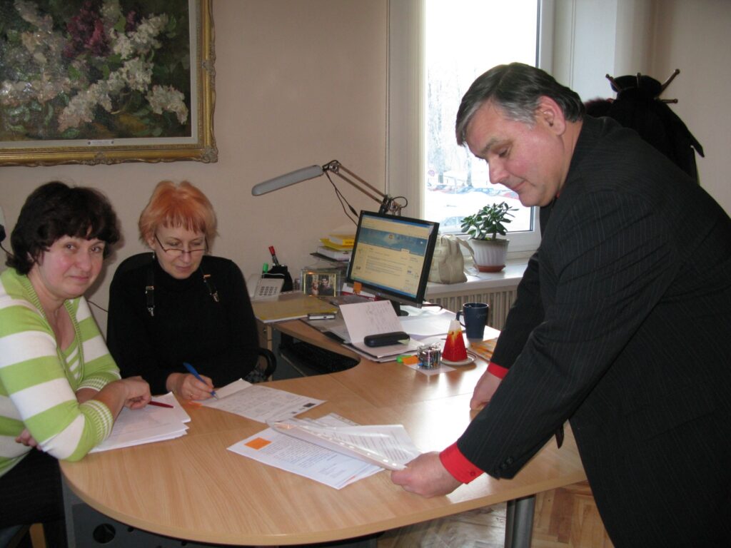 Ceturtdien projekta vadītāja Alda Miķe (no kreisās) kopā ar Smiltenes novada Izglītības pārvaldes vadītāju Tāli Jaunzemi un speciālisti Ilzi Šulti izskatīja saņemtos darba pieteikumus. Strādāt vēlas gandrīz 40 pedagogu. 
Autors: Sandra Pētersone