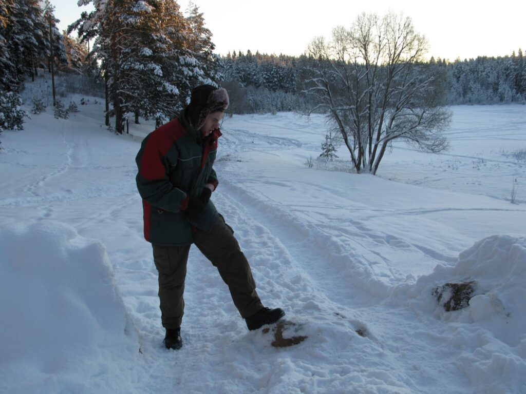Silvas meža iecirkņa vadītājs Normunds Vīksna secina, ka pat akmeņu barjera nekavē dažus autovadītājus ar mašīnu izārdīt tikko sakārtoto ceļu gar Klievezeru. 
Autors: Sandra Pētersone