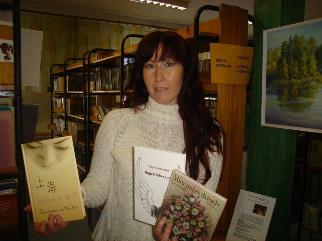 Bibliotekāre Aira Stūre ar pirmajiem dāvinājumiem.
Autors: Sandra Pētersone