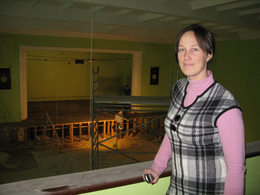 Palsmanes kultūras nama direktore Aija Zeibote nav vīlusies zāles sienu jaunās krāsas izvēlē. Izskatās glīti, turklāt celtnieki jau tuvojas remontdarbu finišam.
Autors: Sandra Pētersone