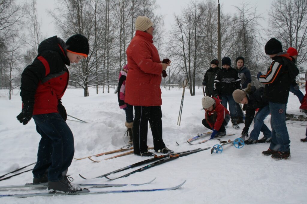  Ceturtdien šoziem pirmo reizi Valkas pamatskolas 3. klases skolēni kopā ar audzinātāju Guntu Airi sporta stundā devās slēpot. 
Autors: Inga Karpova