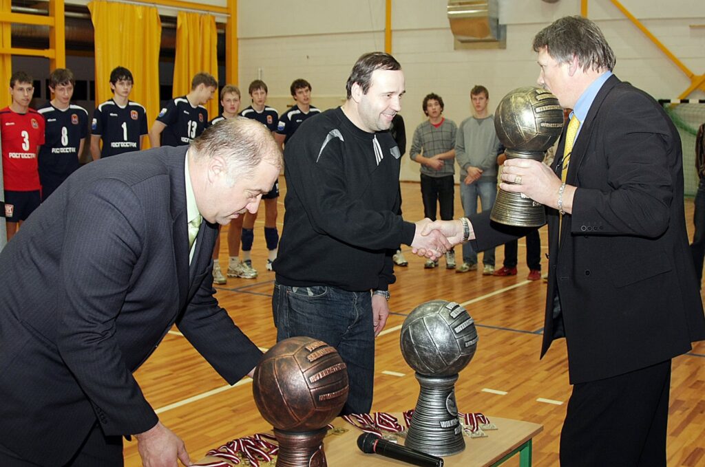 Pāvels Seļivanovs (no labās) un Valkas novada domes izpilddirektors Guntis Bašķis turnīra kausu un zelta medaļas pasniedz igauņiem.
Autors: Aldis Dubļāns