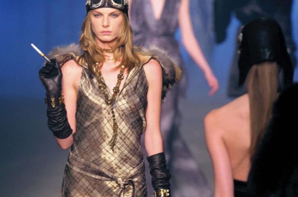 Žana Pola Gotjē vakartērps «Hermes» modes namam. Piegriezums slīpā diegā. Metālisks spīdums un drapējums gurnu daļā. Aksesuāriem – kažokādas apkakle un garie cimdi.
Autors:  AFP/LETA