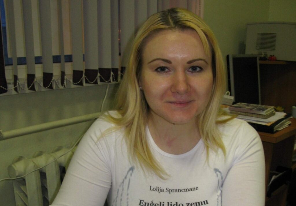 Smilteniete Lolija Sprancmane ir laimīga, ka nupat iznākusi viņas pirmā grāmata “Eņģeļi lido zemu”. Tajā viņa atspoguļojusi savas dzīves esenci dzejas formā.
Autors: Santa Sinka