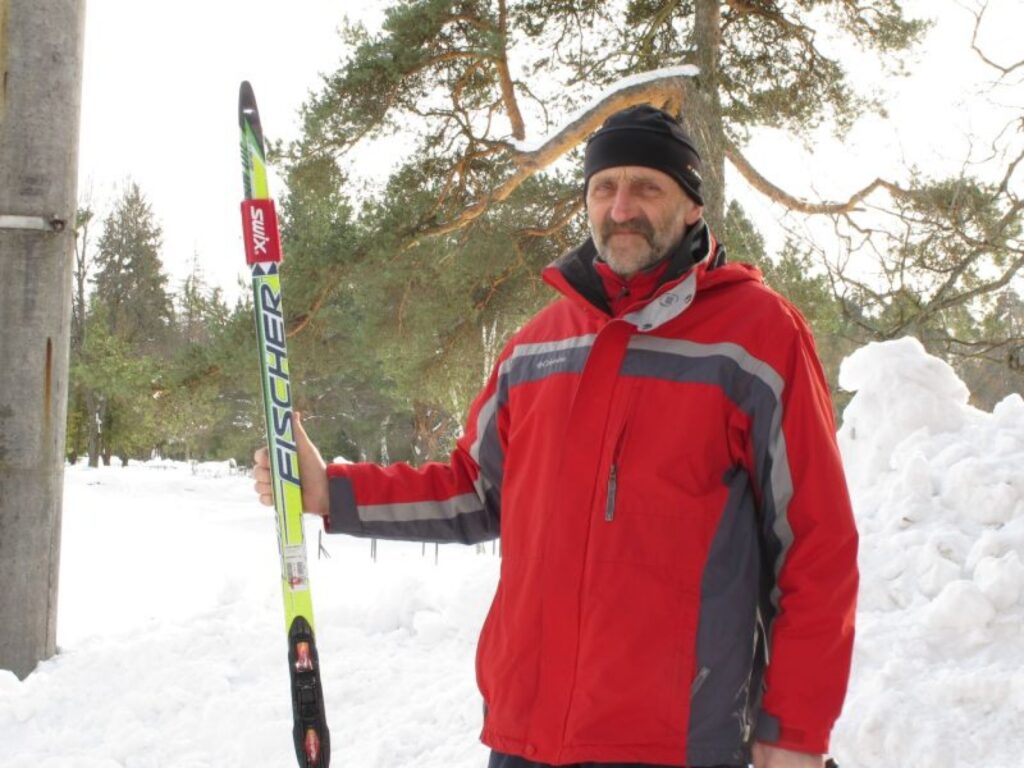 “Sportlat” balvas izcīņas slēpošanā trešajā kārtā savā vecuma grupā pārliecinoši uzvarēja Andris Dainis, turklāt viņš laimēja arī “Fischer” jaunāko slēpju modeli. 
Autors: Aldis Dubļāns