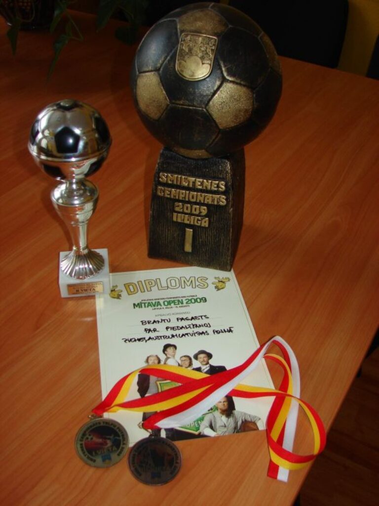 Vietējo jauniešu futbola komanda izcīnījusi  medaļas un kausus, kas nolikti goda vietā – Brantu pagastā pārvaldē.
Autors: San