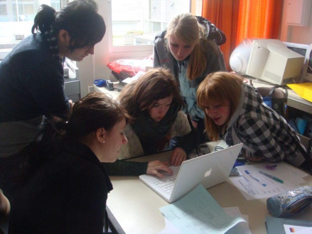 Šomēnes Vācijā Smiltenes ģimnāzijas skolēni kopā ar vienaudžiem no Rietumeiropas, kā “celmlauži” veidoja jaunus mācību materiālus, ko tālāk popularizēt skolām.
Autors: No personīgā arhīva