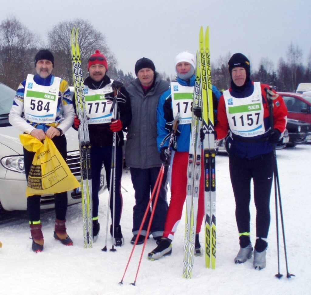 Pavisam drīz distancē dosies valcēniešu četrnieks – Andris Dainis (no kreisās), Aivars Krastiņš, Ilmārs Zaļais šoreiz atbalstītājos, Ainārs Mazurs un Agris Knope.
Autors: No personīgā arhīva