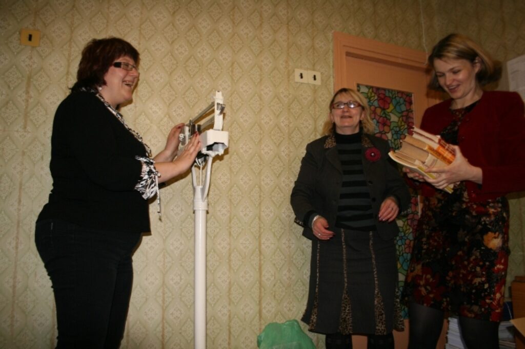 Vakar Valkas bērnudārza “Pasaciņa” vadītāja Laila Ozoliņa (no kreisās), ģimnāzijas direktore Lilita Kreicberga un Valkas Rotari kluba prezidente Ina Nagle priecājas par savākto makulatūru. 
Autors: Inga Karpova