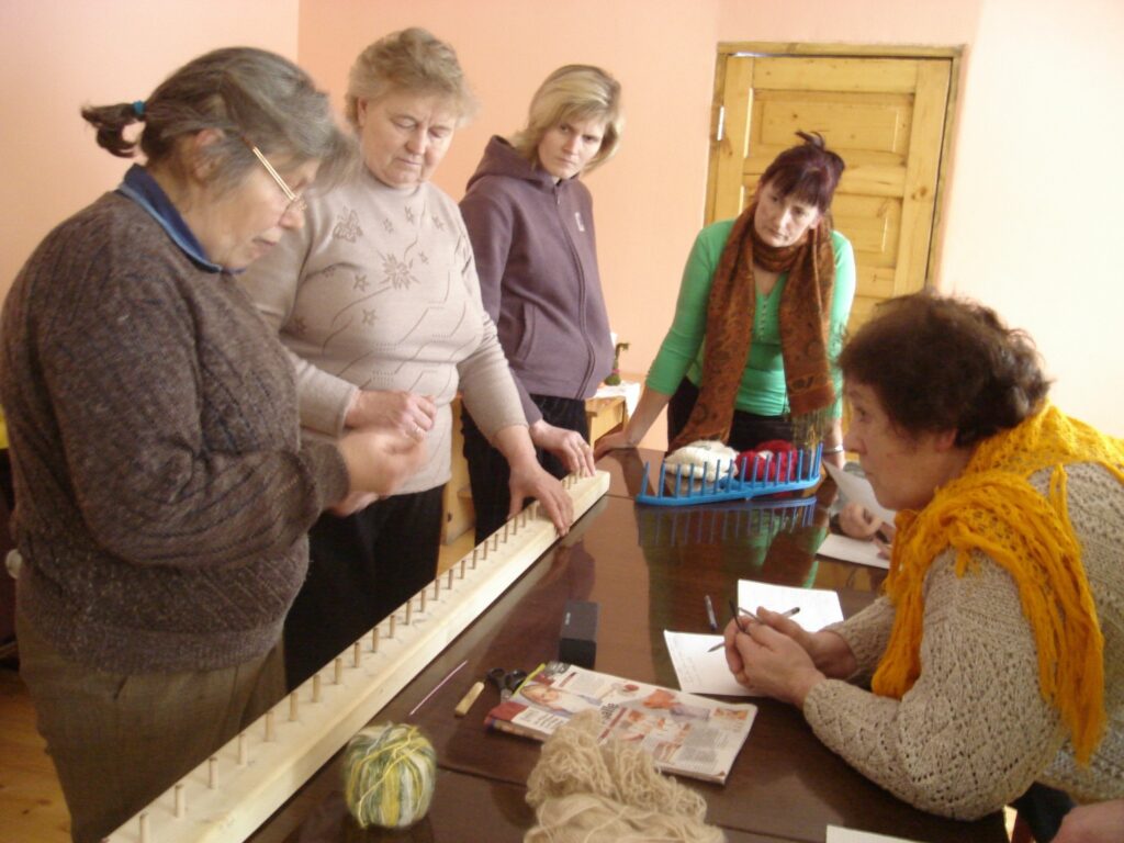 Launkalnietes Dzidra Plūme (otrā no kreisās) un Vineta Roziņa (blakus) labprātīgi un bez atalgojuma apņēmušās sapurināt pagasta sabiedrisko dzīvi. Savās telpās viņas uz nodarbību uzaicināja tapošanas lietpratēju Maiju Ierasti (no kreisās).
Autors: Sandra Pētersone