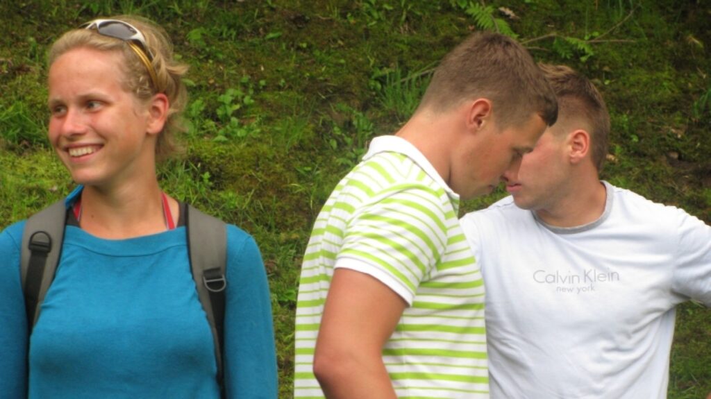 Katrīna Siguldā kopā ar brāļiem Šiciem, kuri nupat Ziemas Olimpiskajās spēlēs izcīnīja sudraba medaļas. 
Autors: no personīgā arhīva