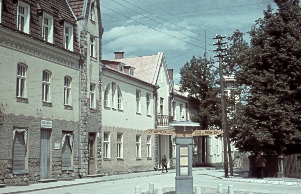 Smiltenei liels zaudējums ir skaistais Lauksaimniecības biedrības nams ar grezno zāli un daudzām citām telpām (attēlā -  skats no Pils ielas, aptuveni tagadējās domes ēkas puses). Namu sabombardēja padomju karaspēka aviācija 1944. gadā.
Autors: no Alda Apsīša personiskā arhīva