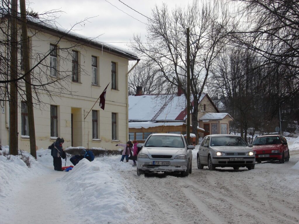 Kāda bērna vecāks ir satraucies par drošību Atmodas ielas nobrauktuvē pie izglītības iestādes. Sniega dēļ mašīnām esot apgrūtinoša izmainīšanās, kas var apdraudēt arī bērna drošību.
Autors: Santa Sinka