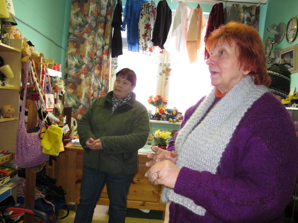 Sabiedriskās organizācijas “Emmaus Smiltene” valdes priekšsēde Ārija Indrikovska un viņas palīdze Aija Lesinska aicina katru ierasties, lai izrunātu visus neskaidros jautājumus.
Autors: Aldis Dubļāns