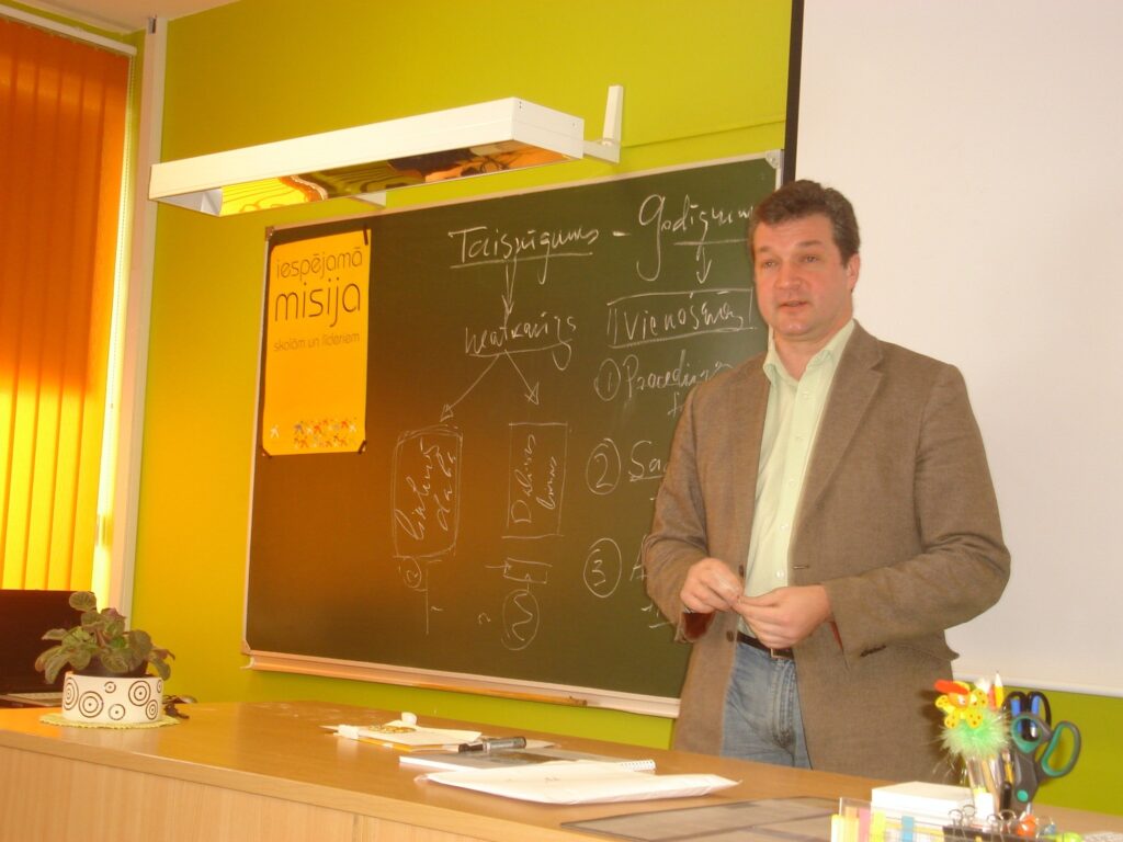 “Dzīvē viss ir iespējams,” Smiltenes ģimnāzistus uzmundrināja filozofijas zinātņu doktors Atis Zakatistovs. Pabeidzot vidusskolu Jēkabpilī, viņš angļu valodu neprata, bet jau pēc 10 gadiem šajā valodā mācīja studentus ārzemju augstskolā. 
Autors: Sandra Pētersone