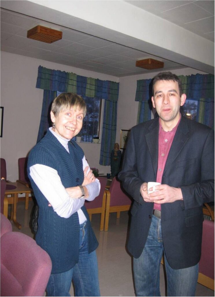 Valkas ģimnāzijas skolotāja Ingrīda Hedemarka apmainās pieredzē ar Vācijas skolas pārstāvi Markusu Hānu.
Autors: No personīgā arhīva