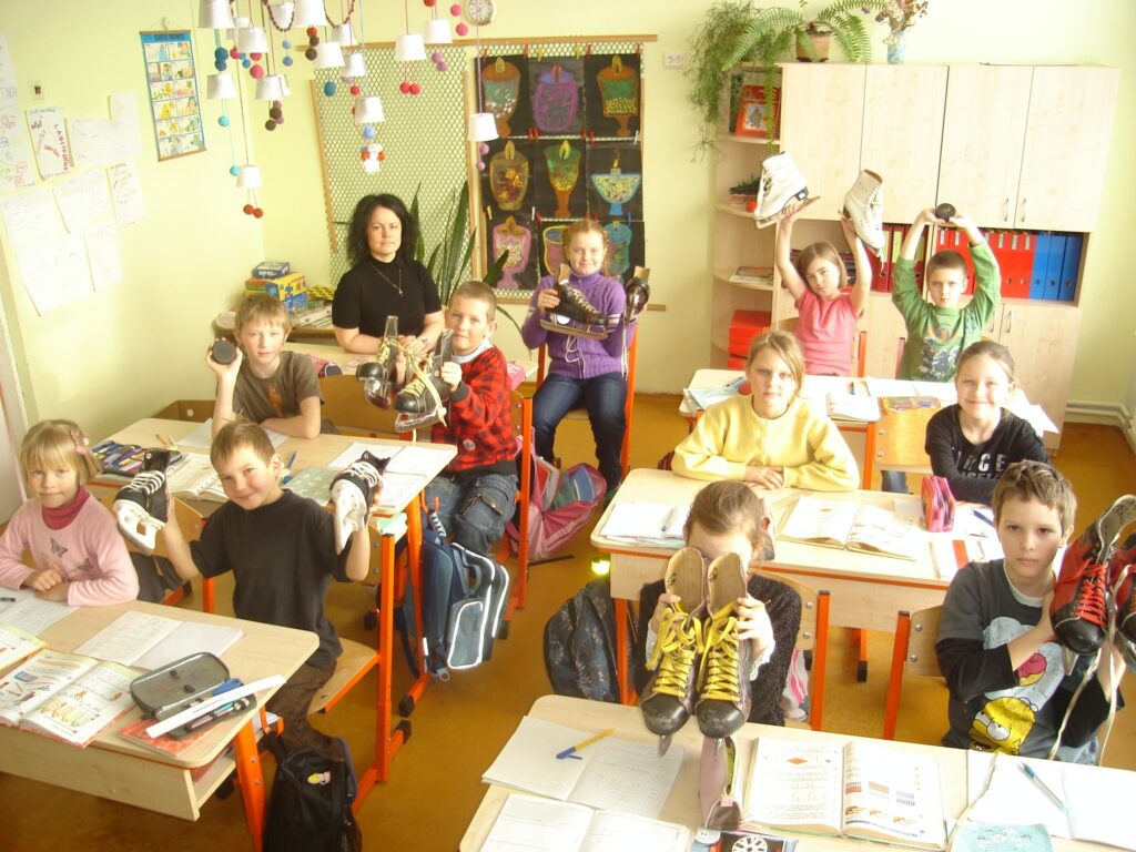 Launkalnes pamatskolas audzēkņus ar ziemas sporta inventāru apgādājusi biedrība “Emmaus Smiltene”. Bērni jau izmēģinājuši slēpes un drīz kājās aus jaunās slidas, lai slidotu uz dīķa pie pagastmājas. 
Autors: Sandra Pētersone