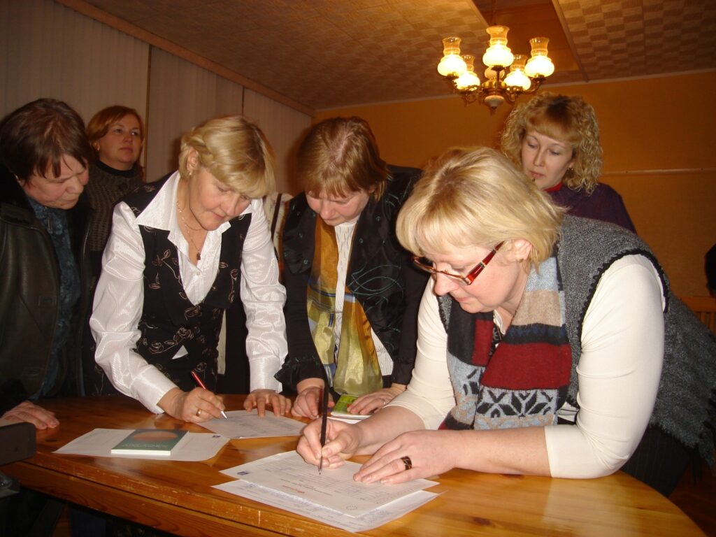 Par “Papardes zieda” dāvināto filmu saņemšanu otrdien parakstījās arī Smiltenes tehnikuma skolotāja Ruta Kalniņa (otrā no kreisās), Ina Zālīte (Palsmanes pamatskola) un Mārīte Jansone (Bilskas pamatskola). 
Autors: Sandra Pētersone