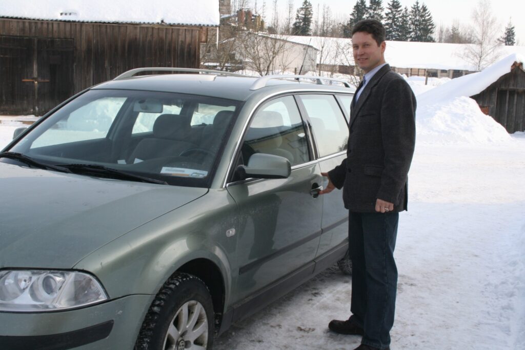 Valkas pagasta pārvaldniekam Andrejam Kalniņam ikdiena lielākoties paiet pie automašīnas stūres, jo pagasts ir liels, bet darāmā netrūkst nevienā tā malā. 
Autors: Aivars Zilbers