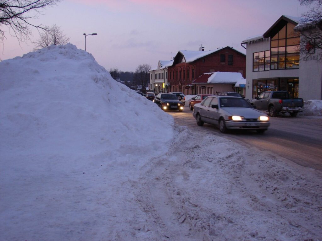 Lai arī Smiltenes novada dome kopš pagājušās nedēļas organizē sniega izvešanu no pilsētas, pašā centrā pie lielveikala sniega kalns kļūst arvien lielāks.
Autors: Santa Sinka