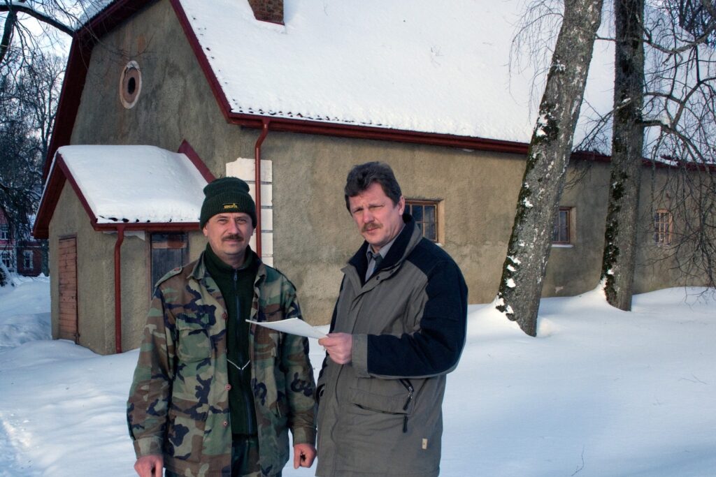 Mednieku biedrības “Jērcēni” valdes priekšsēdētājs Agnis Ķimsis (no kreisās)  un projekta vadītājs Jānis Ence cer, ka izstāžu zāle savā ziņā būs informācijas centrs, kurā apmeklētāji varēs papildināt zināšanas par mežu un tā izmantošanu.
Autors: No personīgā arhīva