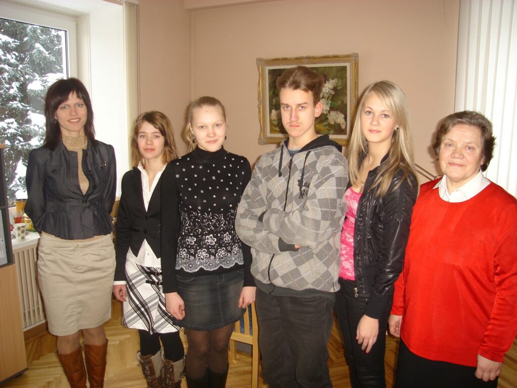 Pagājušajā nedēļā Smiltenes novadā latviešu valodā un literatūrā sacentās 8. 9. klašu skolēni. Labāko vidū iekļuva Smiltenes Centra vidusskolas skolotājas Ivetas Krūmiņas (no kreisās) audzēkņi Beāte Purmale (1. vieta), Līva Cimdiņa (atzinība) un Jānis Ozols (2. vieta) un Smiltenes ģimnāzijas skolotājas Litas Āboltiņas (no labās) audzēkne Anete Briede (1. vieta). 
Autors: Sandra Pētersone