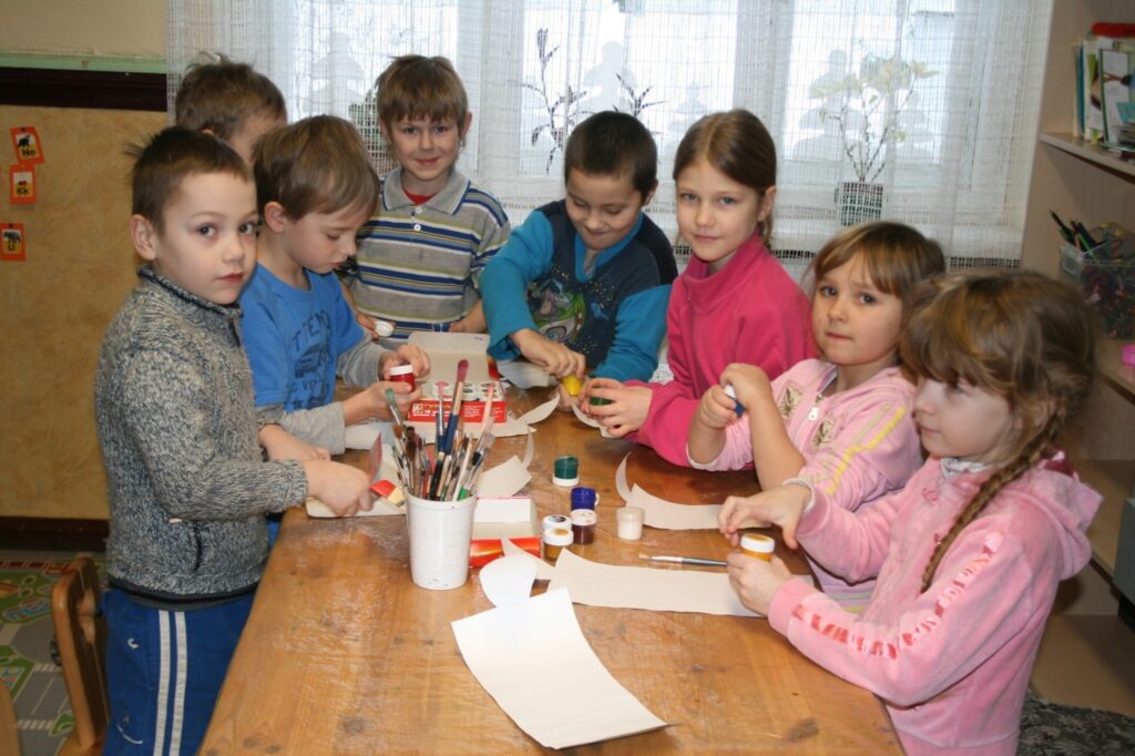 Valkas kristīgajā pirmsskolas mācību iestādē bērnu nav mazāk kā iepriekšējos gados. Audzinātājas uzskata, ka, taupīgi rīkojoties, iestāde pastāvēs arī turpmāk. 
Autors: Aivars Zilbers