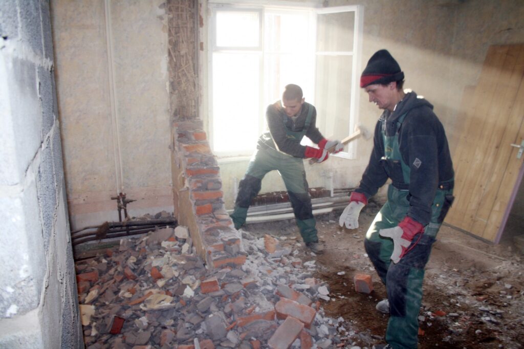 SIA “Ekers” strādnieki pašlaik rosās mākslas skolas iekšpusē, taču tiklīdz kļūs siltāks, būs acīmredzamas izmaiņas skolas veidolā.
Autors: Aldis Dubļāns