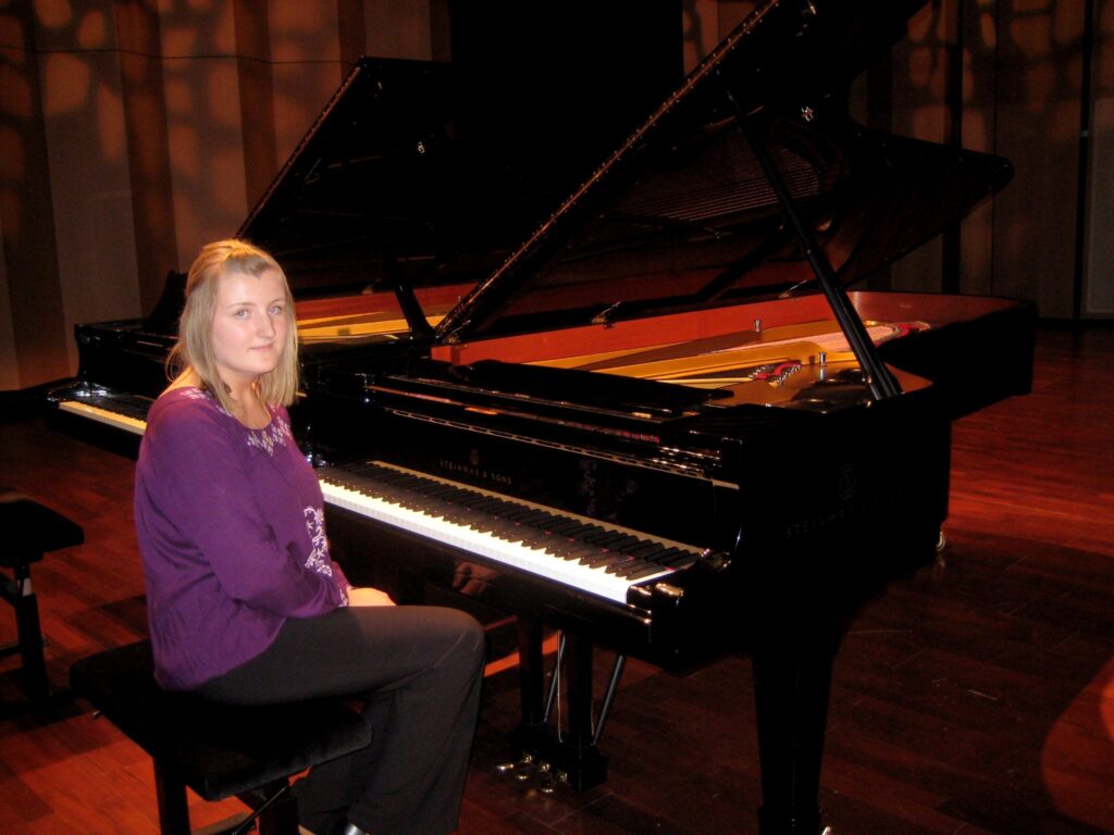 Madara klavieres spēlē katru dienu vairākas stundas un dara to ar patiku. “Tas ir darbs bez pārtraukuma. Tikai tad būs gaidāms rezultāts.”
Autors: No personīgā arhīva