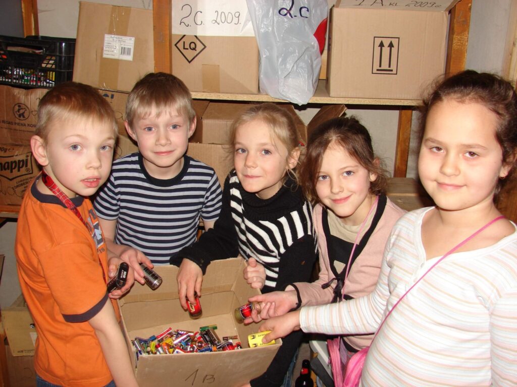 Smiltenes Trīs pakalnu pamatskolas skolēniem rūp vides aizsardzība. Viens no veidiem, kā pasargāt to no piesārņošanas, ir veco bateriju vākšana. 
Autors: Santa Sinka