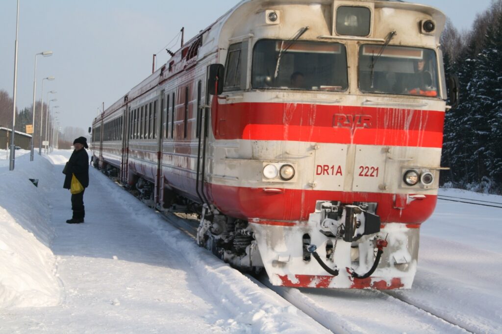 Vilcienu “Valga – Rīga”, kas no Valkas atiet pulksten 11.50, stacijā gaida tikai daži pasažieri. 
Autors: Aivars Zilbers