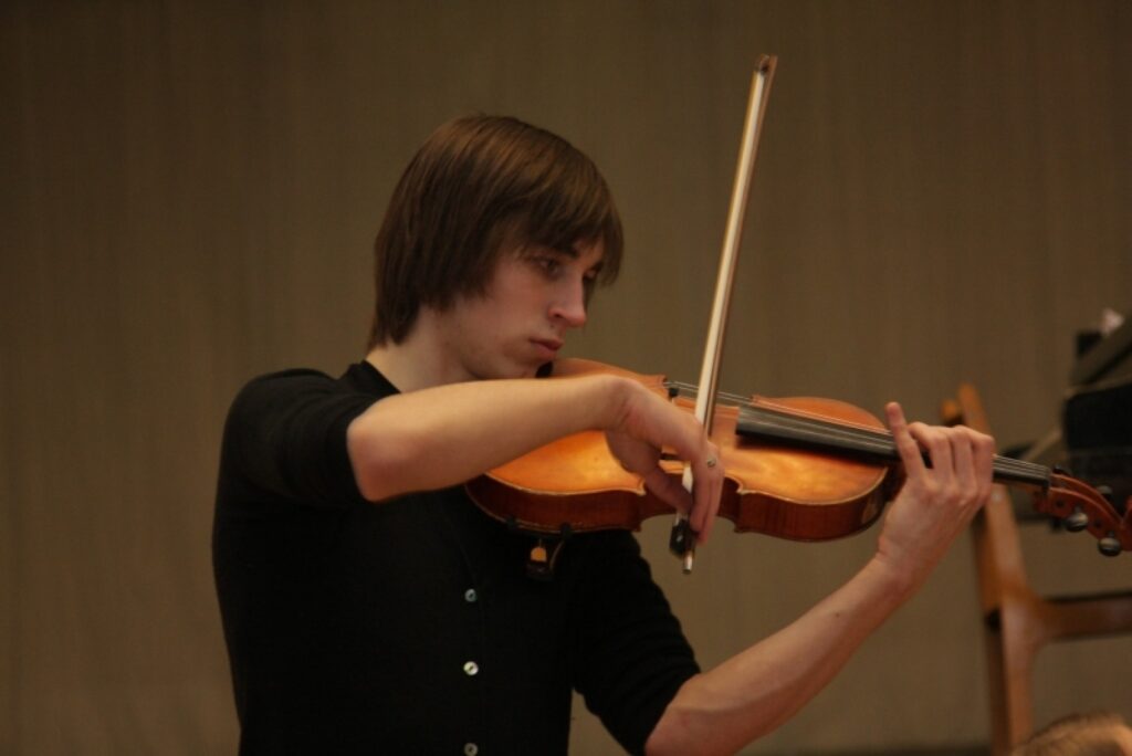 Emīla Dārziņa mūzikas vidusskolas audzēknis Janeks Niklavičs spēlē saviem draugiem un viņa mūzikas cienītājiem Valkā.
Autors: Aldis Dubļāns