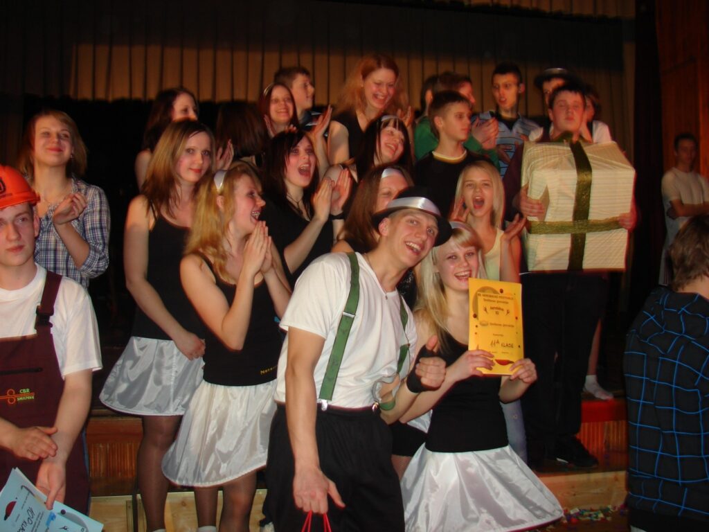  Piektdien Smiltenē ļaužu pārpildītā zālē tika aizvadīts Smiltenes ģimnāzijas 10. aerobikas festivāls. Tajā uzvarēja 11.a klase (no kreisās). 
Autors: Sandra Pētersone