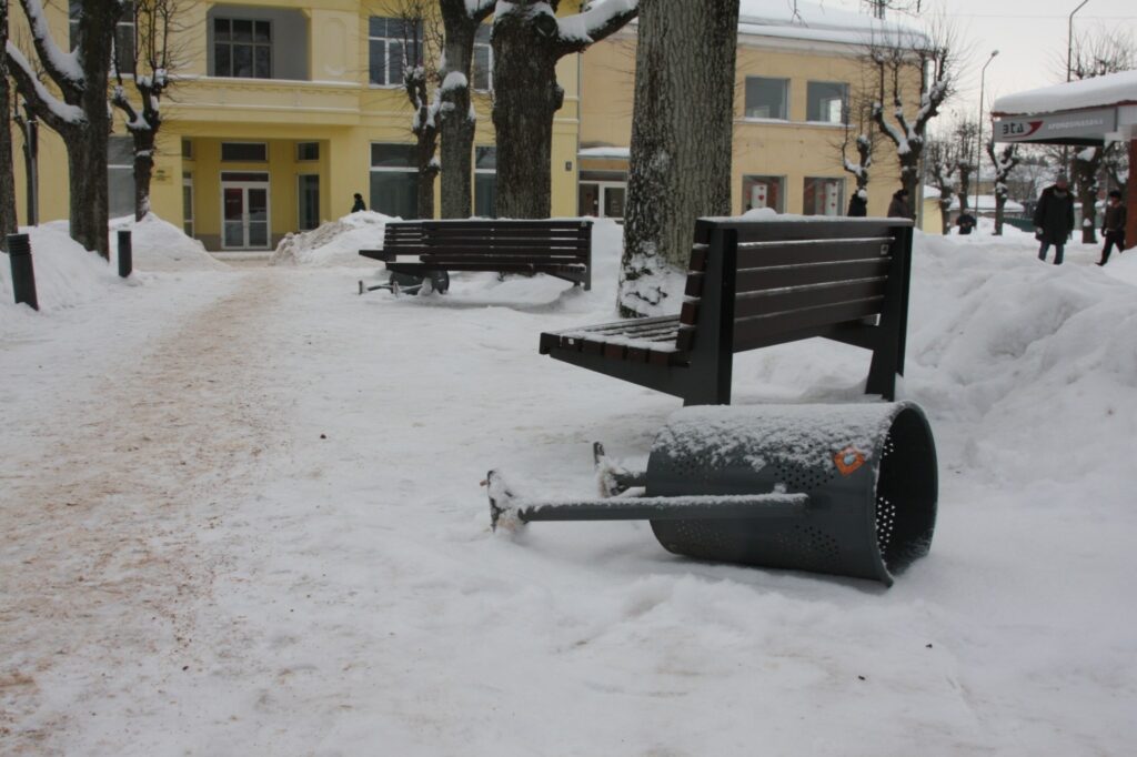 Iznīcināt citu cilvēku darba augļus – tāds ir parastais vandaļu rīcības motīvs. Šoreiz cieta atkritumu urnas pilsētas centrā.
Autors: Aldis Dubļāns