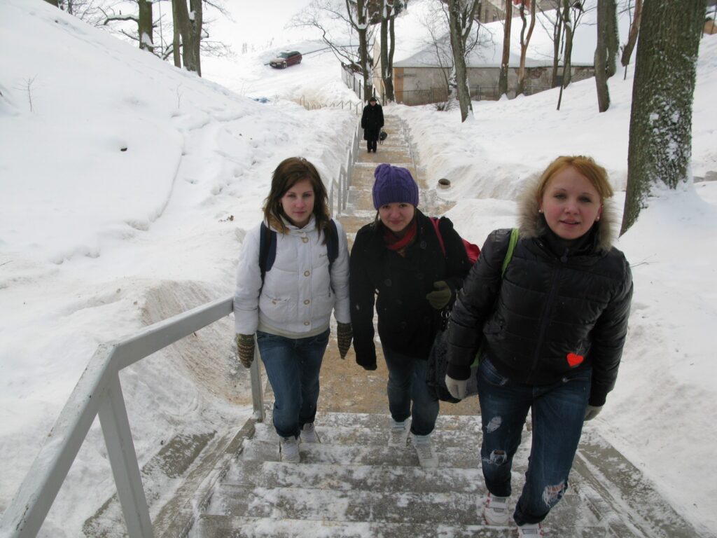  Kristīne Savko (vidū) un citi tehnikuma audzēkņi cer, ka arī turpmāk šīs kāpnes Smiltenes pagastā tiks koptas tikpat rūpīgi, kā līdz šim.
Autors: Sandra Pētersone