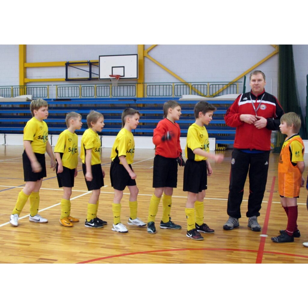  Vidzemes čempionāts telpu futbolā, kas notika Valkas ģimnāzijas sporta hallē. Būtiskā spēlē starp Smiltenes un Valkas sporta skolas komandām uzvarēja smiltenieši. 
Autors: Aldis Dubļāns