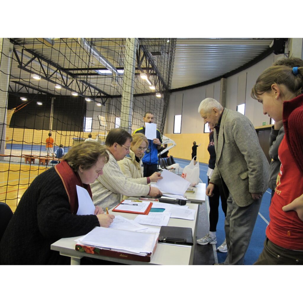 Pašlaik Valgas sporta hallē notiek vieglatlētikas divcīņas sacensības C un D vecuma grupas skolēniem. Tajās piedalās Valkas, Smiltenes, Rūjienas bērnu - jaunatnes sporta skolas un Apes vidusskolas audzēkņi, kā arī mājinieki - Valgas...
Autors: Aldis Dubļāns