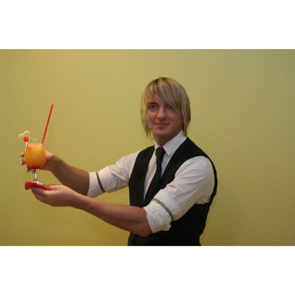 Valkā, bistro “Jumis”, notika vēl nebijis publisks pasākums – Latvijā pazīstamais bārmenis Inguss Reizenfelds mācīja gatavot kokteiļus. Savukārt nama saimniece Albīna Kārkliņa viesus cienāja ar pirkstiņuzkodām un pastāstīja par jaunumiem...
Autors: Aldis Dubļāns