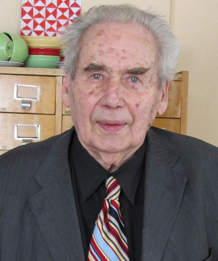 Ceturtdien Ēveles pagasta bibliotēkā viesojās novadnieks Ēveles himnas autors Ēvalds Siliņš. 
Autors: Inga Karpova