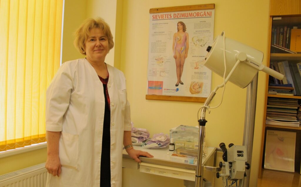 Ārste ginekoloģe Vija Batalauska skaidro, ka risks saslimt ar dzemdes kakla vēzi ir atkarīgs no visām tām iepriekšējām dzimumattiecībām, kas bijušas sievietei un viņas partnerim.
Autors: Aldis Dubļāns