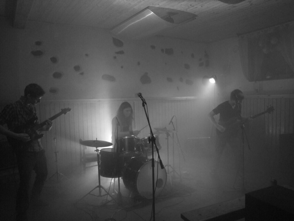 Smiltenes jauniešu grupa “Dream For Eternity” debitēja notika Roberta organizētajā alternatīvās mūzikas koncertā. No kreisās - Jānis Līdums, Matīss Bērzs un Daniēls Groza.
Autors: no personīgā arhīva