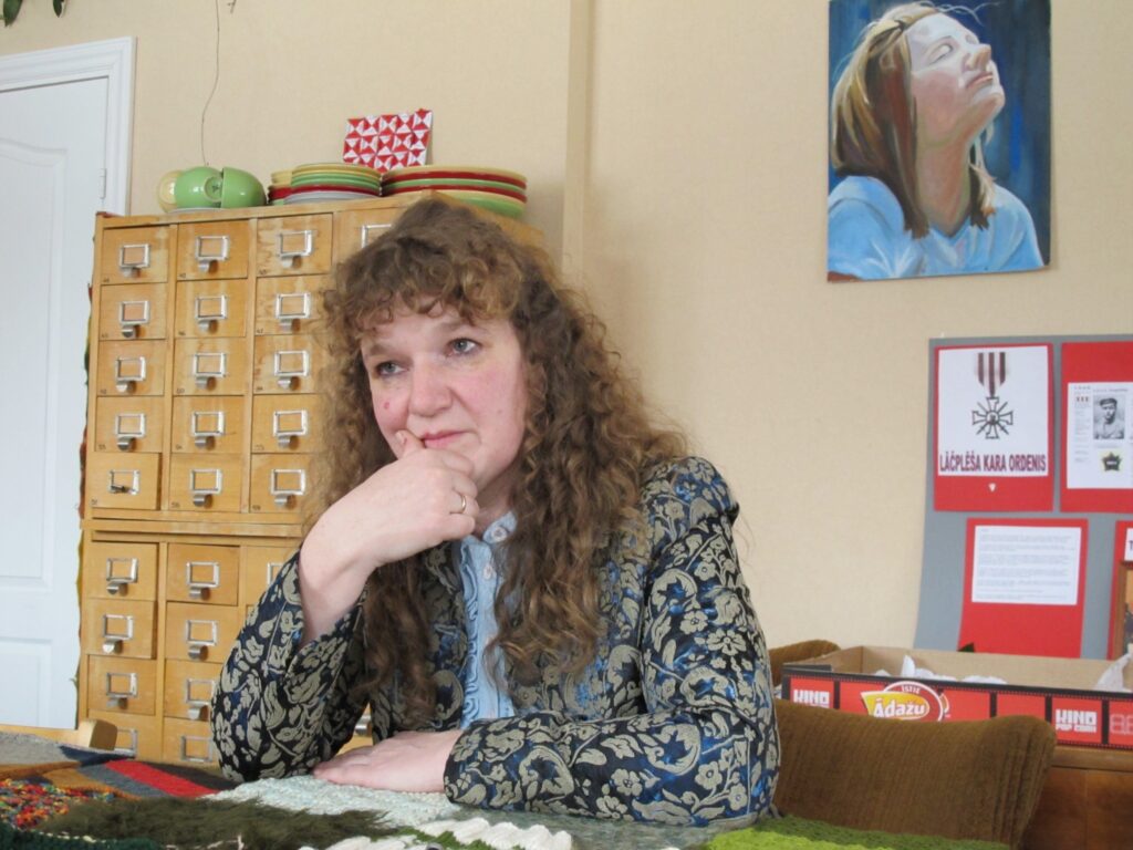 Ēveles pagasta bibliotekāre Aelita Punkstiņa savā amatā nostrādājusi nepilnu gadu, bet jau tagad viņai ir panākumi darbā.
Autors: Ingūna Johansone