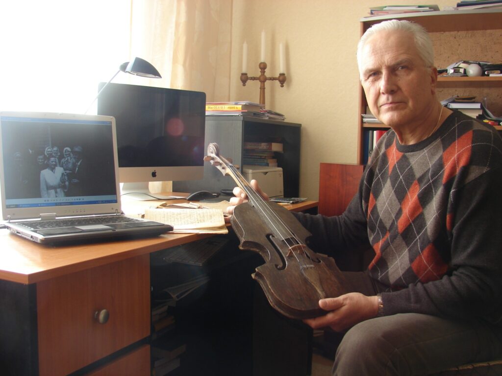 Smiltenietim Jurim Ezeriņam šī vijole simbolizē latviešu nepakļaušanos represijām vismaz savā garā. Vijoli izsūtījumā Sibīrijā darināja Jura vectēvs Jūlijs Brants. 
Autors: Sandra Pētersone