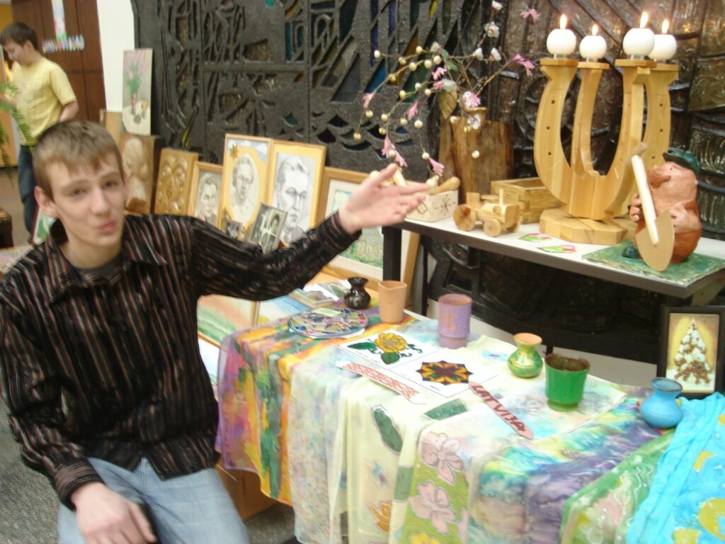  Variņu pamatskolas 9. klases skonieks Reinis Butāns savu valsts olimpiādes darbu - māla kurmi ar koka lāpstu -  uzdāvināja vietējā mākslas pulciņa vadītājai Maigai Āboliņai.
Autors: Sandra Pētersone