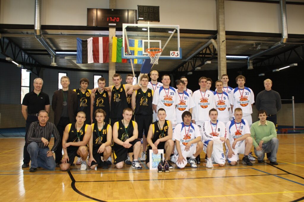 Foto no starptautiskā basketbola turnīra Livonia Cup'2010, kurā redzami sacensību finālisti: 1v. igauņi, 2v. Smiltenes BJSS. 
Autors: Smiltenes sporta centrs