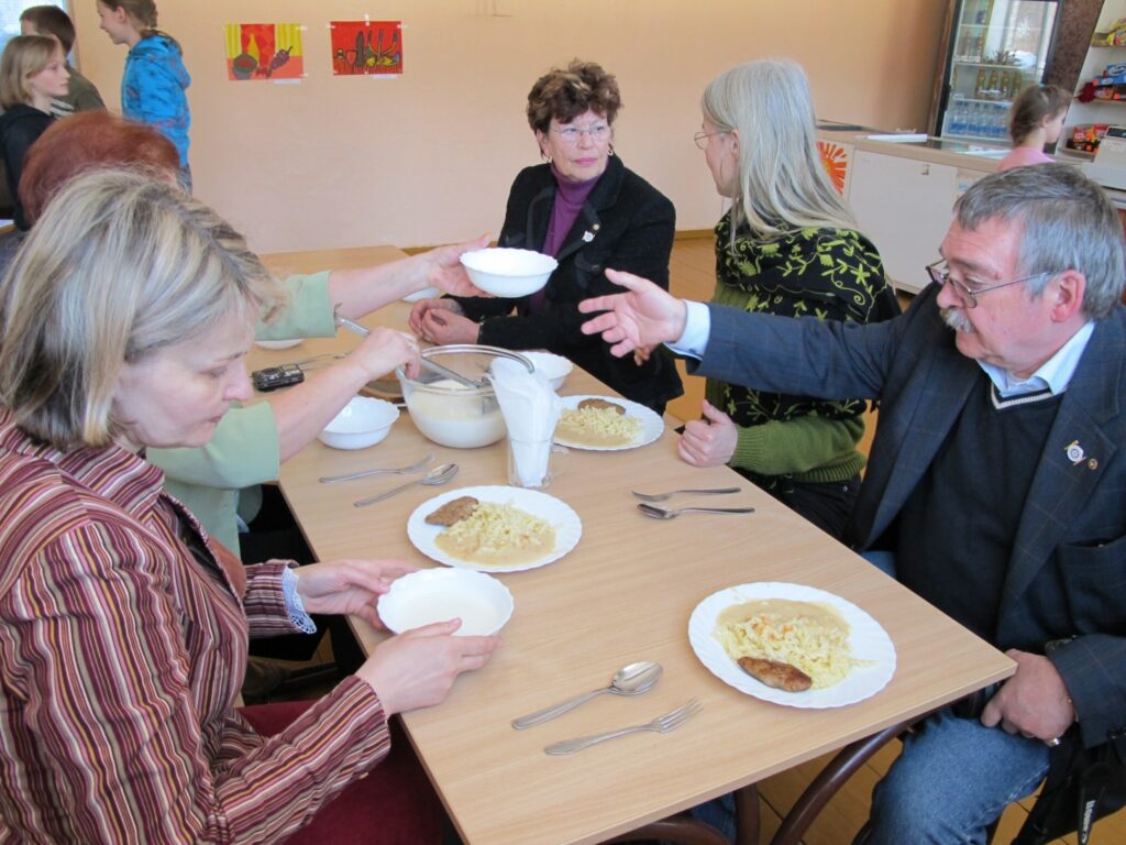 Vakar Valkas pamatskolā kopā ar otrklasniekiem pusdienoja  Eva Hallermalma Hammarstroma (no kreisās) un Norberts Bechtels no Norčepingas (Zviedrija). 
Autors: Inga Karpova