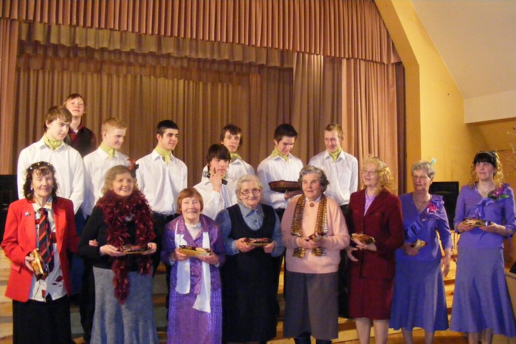 Astoņu dāmu frizūras vērtēja astoņi jauni vīrieši. 
Autors: no personīgā arhīva