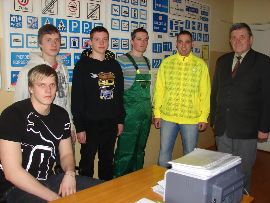 Smiltenes Profesionālās vidusskolas skolotāji Augusts Būce (no labās) un Mārtiņš Sorokins lepojas ar panākumus guvušiem audzēkņiem Edgaru Riekstiņu (no kreisās), Armandu Olševski, Rihardu Venclovu, kā arī ar tehnikas fanu Alvi Buholtu. 
Autors: Sandra Pētersone