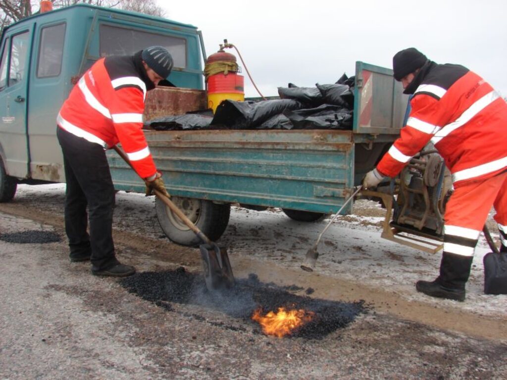 Arī Smiltenes ceļu rajona strādnieki Vjačeslavs Varaksa (no labās) un Jānis Veiders secina, ka bedru uz ceļiem ir daudz. “Šis ir labs materiāls. Kādu laiku vajadzētu turēt,” cer V. Varaksa.
Autors: Sandra Pētersone